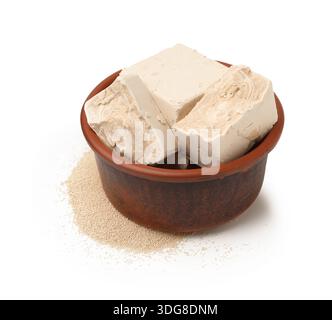 Frische und trockene Hefe, isoliert auf weiß Stockfoto