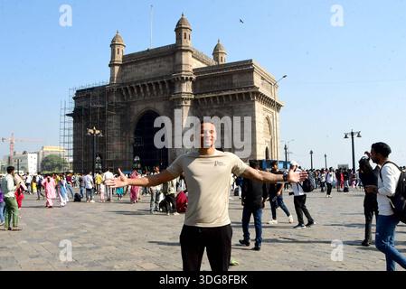 MUMBAI, INDIEN - 15. JANUAR: Am 15. JANUAR 2026 besucht Andre de Grasse, der Olympische Goldmedaillengewinner und internationaler Eventbotschafter des Tata Mumbai Marathon 2026, das ikonische Gateway of India in Mumbai, Indien. Foto von Bhushan Koyande/Hindustan Times International Event Botschafter für den Tata Mumbai Marathon 2026, Andre de Grasse besucht das berühmte Tor von Indien Stockfoto