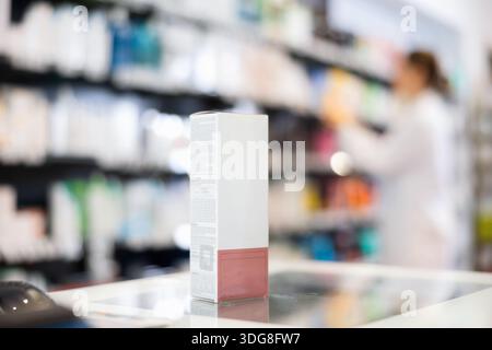 Schachtel mit Kosmetikprodukten auf dem Tresen in der Apotheke Stockfoto