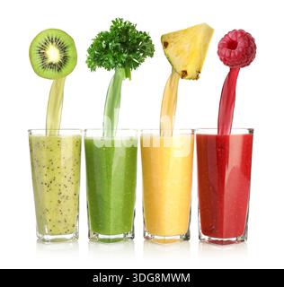 Smoothies aus frischen Zutaten auf weißem Hintergrund, Set. Saft fließt aus Früchten, Beeren und Petersilie in Gläser Stockfoto