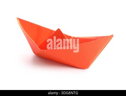Rotes Papierboot auf weißem Hintergrund Stockfoto