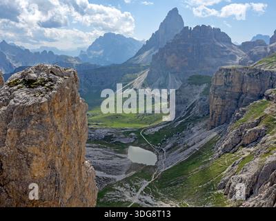 Seitenansicht der drei Zinnen von Lavaredo, die sich über einem Tal in den Sextner Dolomiten erhebt Stockfoto