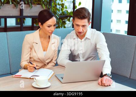 Geschäftsleute, die im Büro arbeiten, Unternehmensberatung Stockfoto