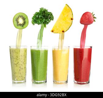 Smoothies aus frischen Zutaten auf weißem Hintergrund, Set. Saft fließt aus Früchten, Beeren und Petersilie in Gläser Stockfoto