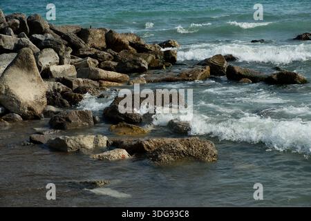 Wellen schlagen gegen schroffe Felsen entlang der Uferlinie des Ontariosees. Stockfoto