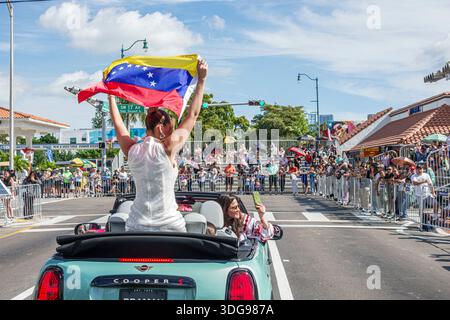 Little Havana Miami Florida, Calle Ocho, Eighth 8 8th Street, Three 3 Kings Parade, jährliche Veranstaltung Gemeinschaftsfeier, junge Frau, Erwachsene, weiblich stehend i Stockfoto