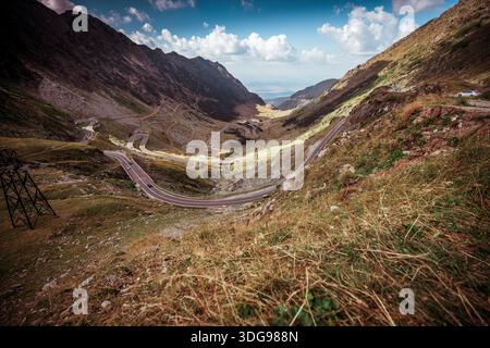 Blick hinunter auf die gewundene Transfăgărășan-Straße durch die Karpaten in Rumänien Stockfoto