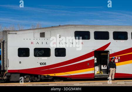 Der Rail Runner Pendlerzug bereitet sich darauf vor, den Bahnhof in Santa Fe, New Mexico, am Samstag, den 4. Januar 2025 zu verlassen. Der Zug fährt von Santa Fe durch Stockfoto