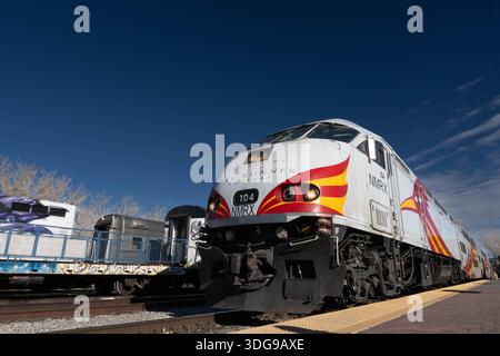 Der Rail Runner Pendlerzug bereitet sich darauf vor, den Bahnhof in Santa Fe, New Mexico, am Samstag, den 4. Januar 2025 zu verlassen. Stockfoto