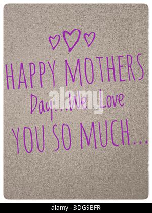 Eine handgeschriebene Muttertagsbotschaft in lila Schrift auf strukturierter neutraler Oberfläche mit Herzabbildungen. Stockfoto