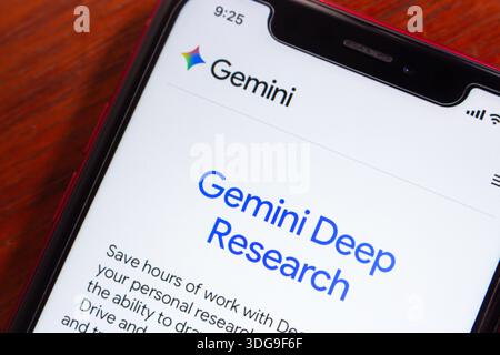 Nahaufnahme eines Mobiltelefons, das die Benutzeroberfläche der Gemini Deep Research-Anwendung zeigt und KI-Tools für Produktivität und Analyse hervorhebt. Stockfoto