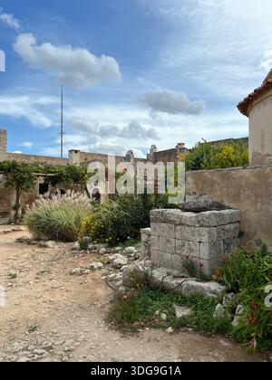 Der Innenhof des Arkadi-Klosters auf der griechischen Insel Kreta Stockfoto
