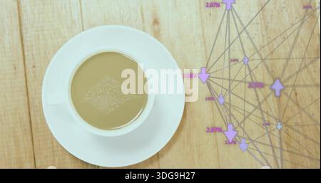 Weiße Tasse und Untertasse mit braunem Kaffee mit Blattschaum auf Holztisch, lila Überzug Stockfoto