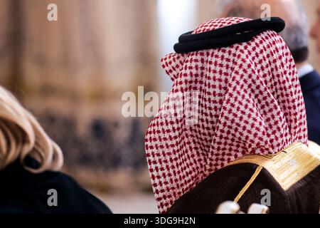Geringe Tiefe der Details mit einem Mann in einem Publikum, der einen muslimischen Ghutra, Shemagh, Keffiyeh trägt, einen quadratischen Baumwollschal, gehalten von einer schwarzen Schnur namens A Stockfoto