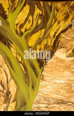 Ich werde nie müde, über die lebendigen, geflochtenen gelben Flüsse von S Island zu fliegen. Hohe Konzentrationen von Schwefelgemisch mit Sedimenten aus vulkanischen Böden. Stockfoto