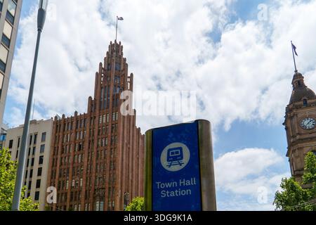 Melbourne, VIC, Australien. Januar 2026. - Ein blaues Schild der Town Hall Station steht vor Sydneys historischem Rathausturm und einem eigenen Stockfoto
