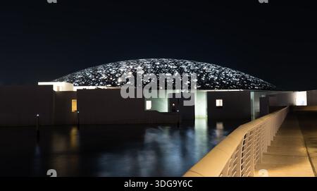 Der Louvre Abu Dhabi bei Nacht Stockfoto