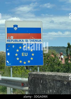 Grenzschild zur Kennzeichnung der Einreise nach Slowenien und in die Europäische Union mit nationalen und EU-Symbolen vor landschaftlich reizvollem Hintergrund Stockfoto
