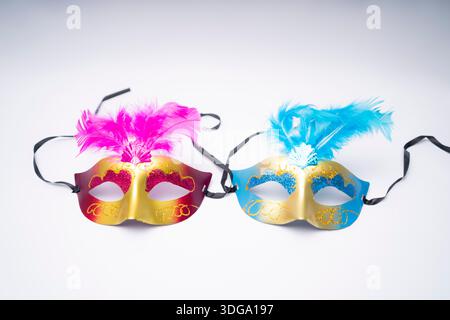 Bunte Karnevalsmasken Mit Federn Auf Weiß Stockfoto