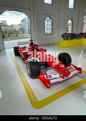 Historischer Ferrari Formel-1-Rennwagen in einem Automobilmuseum, der die italienische Motorsport-Tradition und klassische Ingenieurskunst zeigt Stockfoto