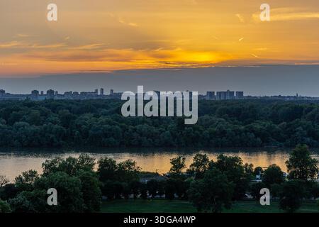 Blick auf die Donau bei Sonnenuntergang am Zusammenfluss mit der Save in Belgrad, Serbien, üppige grüne Bäume und die Skyline von Belgrad, Blick vom Kalemegdan Park Stockfoto