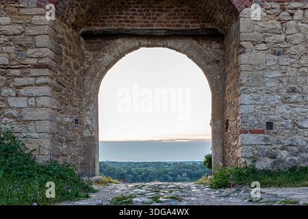 Festung Belgrad Steinbogentor in dicken Wehrmauern mit Blick auf die dichte Waldlandschaft, Belgrad, Serbien. Stockfoto