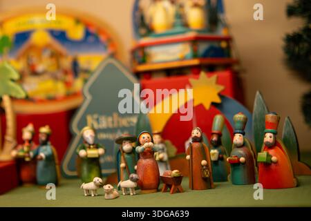 Traditionelle Weihnachtskrippe mit handgefertigten Holzfiguren der Heiligen Familie, der Hirten und der drei Könige. Stockfoto
