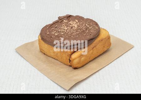 Rote Beeren Zimtbrötchen, gefüllt mit frischen Himbeeren, Heidelbeeren und Brombeeren, gemischt mit Zimtzucker, und garniert mit Frischkäse Frost Stockfoto