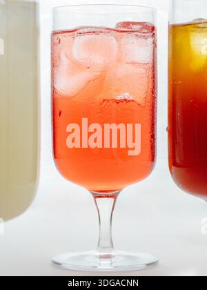 Frucht-Limonade in einem Glas mit Eis Stockfoto