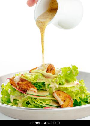 Salat aus Pekingkohl, Gemüse und Bratkartoffeln mit Stockfoto