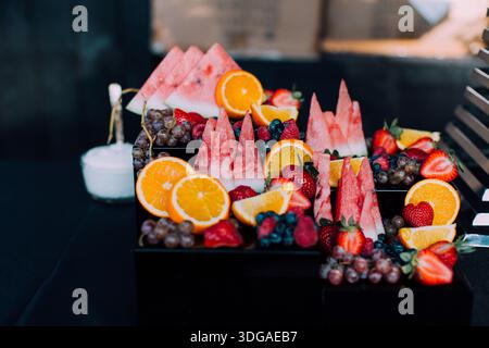 Frisches Obst auf Servierplatte Stockfoto