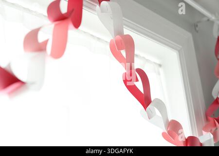 Herzförmige Papierkette für Valentinstag-Dekorationen Stockfoto