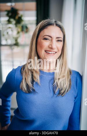 Lächelnde und lachende Frau, die Freude und Glück ausdrückt Stockfoto