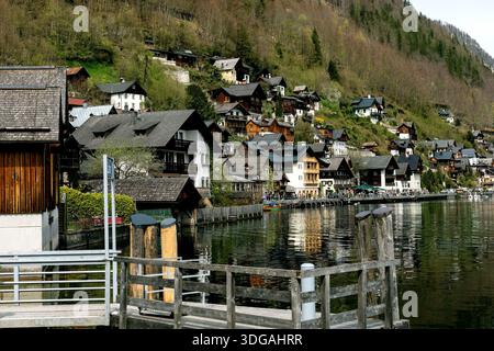 Hallstatt Österreich. Malerische Aussicht auf traditionelle Holzhäuser auf einem Hügel mit Blick auf den See in Hallstatt Österreich. Traditionelle Architektur Stockfoto