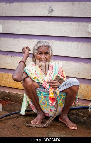 Porträt einer älteren Frau, die draußen im ländlichen Odisha sitzt Stockfoto