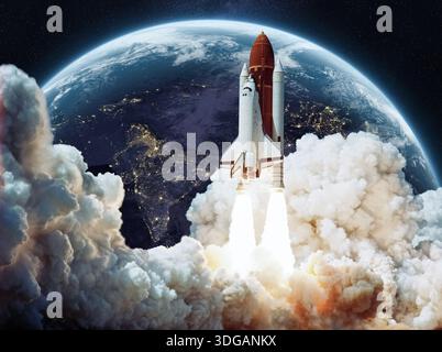 Raketenauftrieb. Ein Space Shuttle startet ins All. Die Raumsonde fährt in Richtung Sternenhimmel. Elemente dieses Bildes, bereitgestellt von der NASA. Stockfoto