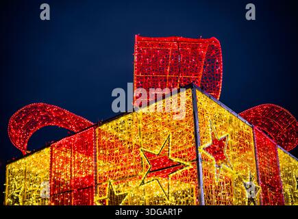 Farbenfrohe Weihnachtslichtdekorationen mit Sternenformen und festlichem Glühen Stockfoto