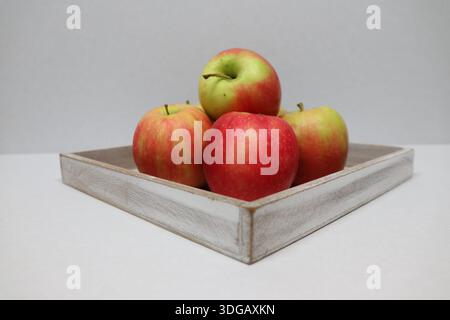 Schale mit frischen Äpfeln auf weißem Tisch Stockfoto
