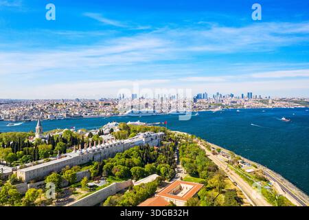 Topkapi Palace Luftdrohnenbild in Istanbul, Turkiye an sonnigen Sommertagen. Stockfoto