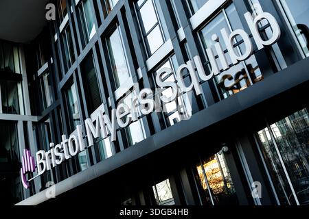 München, Deutschland. Januar 2026. Das Logo des Pharmaunternehmens Bristol-Myers Squibb (BMS) ist am 15. Januar 2026 in München (Bayern) an der Fassade des Münchner Hauptsitzes zu sehen. Das weltweit tätige biopharmazeutische Unternehmen ist in der Forschung, Entwicklung und Bereitschaft innovativer Arzneimittel für Patienten mit schweren Erkrankungen tätig. (Symbolbild, Symbolfoto, Illustration, symbolisches Foto, illustratives Foto, Themenbild, allgemeines Bild, Themenfoto) Credit: Matthias Balk/dpa/Alamy Live News Stockfoto