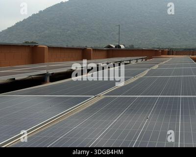 Ein helles Öko-Haus verfügt über Dachsolarkollektoren, die unter Sonnenlicht leuchten und erneuerbare Energien, grüne Architektur und Integration von Smart darstellen Stockfoto