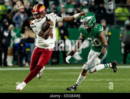 Washington Commanders Quarterback Josh Johnson (14) mit dem Carry beim Spiel Washington Commanders vs Philadelphia Eagles am Sonntag, 4. Januar 2026 im Lincoln Financial Field in Philadelphia, Pennsylvania. Die Kommandanten schlugen die Adler 24-17. (Alyssa Piazza/Bild des Sports) Stockfoto