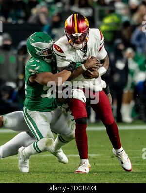 Washington Commanders Quarterback Josh Johnson (14) mit dem Carry beim Spiel Washington Commanders vs Philadelphia Eagles am Sonntag, 4. Januar 2026 im Lincoln Financial Field in Philadelphia, Pennsylvania. Die Kommandanten schlugen die Adler 24-17. (Alyssa Piazza/Bild des Sports) Stockfoto