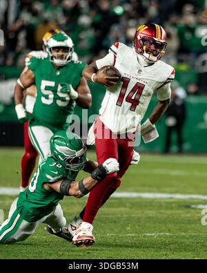Washington Commanders Quarterback Josh Johnson (14) mit dem Carry beim Spiel Washington Commanders vs Philadelphia Eagles am Sonntag, 4. Januar 2026 im Lincoln Financial Field in Philadelphia, Pennsylvania. Die Kommandanten schlugen die Adler 24-17. (Alyssa Piazza/Bild des Sports) Stockfoto