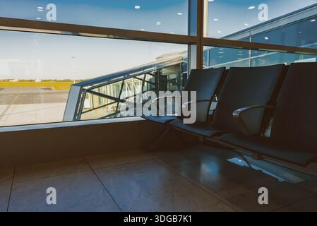 Wartebereich am Flughafen mit Blick auf die Jet Bridge. Stockfoto
