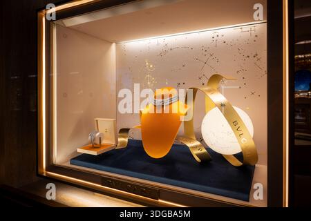 Mailand, Italien - 2026, 13. Januar: Elegantes Bulgari FW25 Schmuckdisplay mit Goldakzenten und funkelnden Diamanten, das Luxus und raffiniertes Design unterstreicht Stockfoto