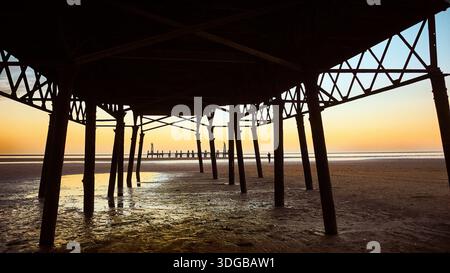 Blick vor dem St. Annes Pier auf den alten Landungssteg, UK Stockfoto