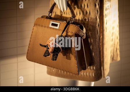 Mailand, Italien - 2026, 13 Jan: Elegante Fendi FW25 Lederhandtasche in Braun mit schickem Charme, präsentiert in einem raffinierten Wintermode-Ensemble mit raffiniertem Design Stockfoto