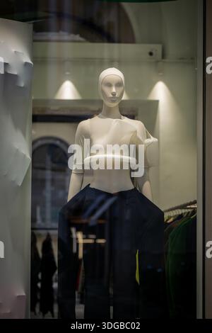 Mailand, Italien - 2026, 13. Januar: Die eindrucksvolle Issey Miyake FW25-Fensterschau zeigt avantgardistische skulpturale Mode und auffällige geometrische Formen in einem modernen bo Stockfoto