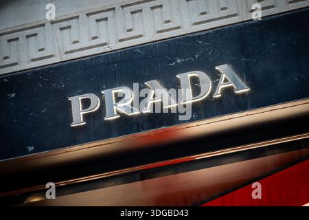 Mailand, Italien - 2026, 13. Januar: Elegante Prada-Schaufensterfront mit beleuchtetem Logo und Marmorakzenten, die das Wesen des Luxus FW25 und des modernen Italienischen widerspiegelt Stockfoto